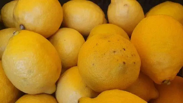 Вертикальный прокол: как быстро и аккуратно выжать сок из лимона Вертикальный прокол: как быстро и аккуратно выжать сок из лимона
