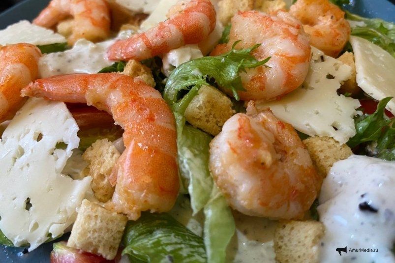 Салат «Цезарь» с креветками и кальмаром: новый уровень вкуса Салат «Цезарь» с креветками и кальмаром: новый уровень вкуса