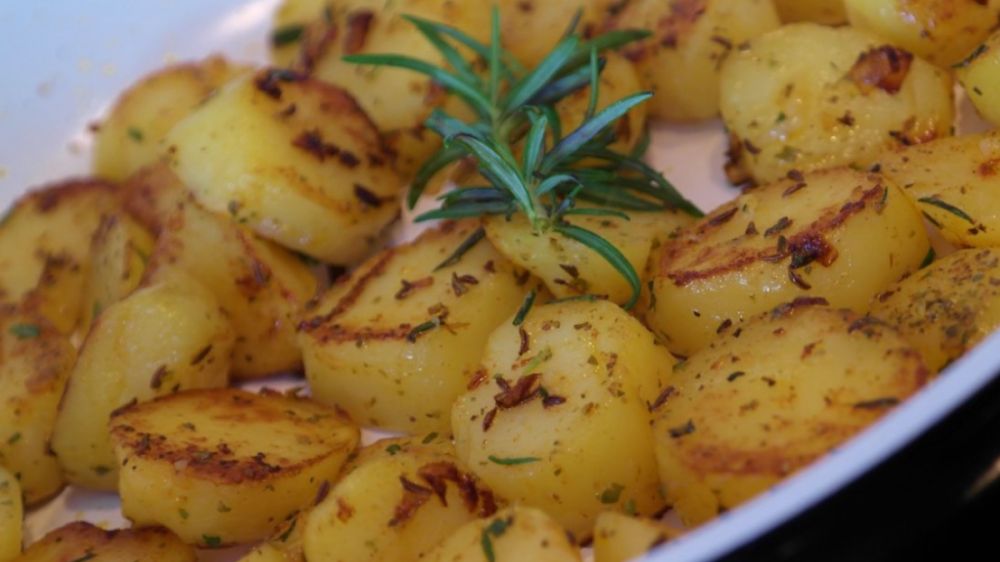 Секреты идеальной варки молодой картошки: как сохранить её вкус и форму Секреты идеальной варки молодой картошки: как сохранить её вкус и форму