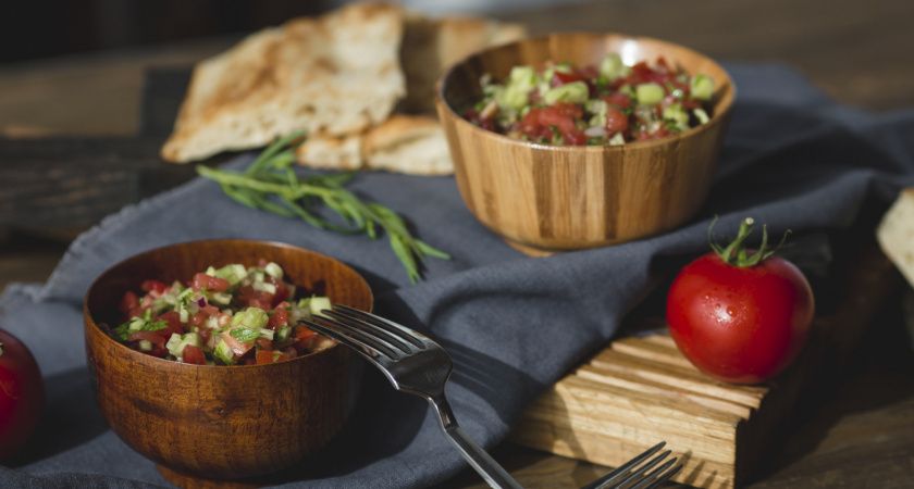 Студенческий салат с сухариками: просто, быстро, вкусно Студенческий салат с сухариками: просто, быстро, вкусно