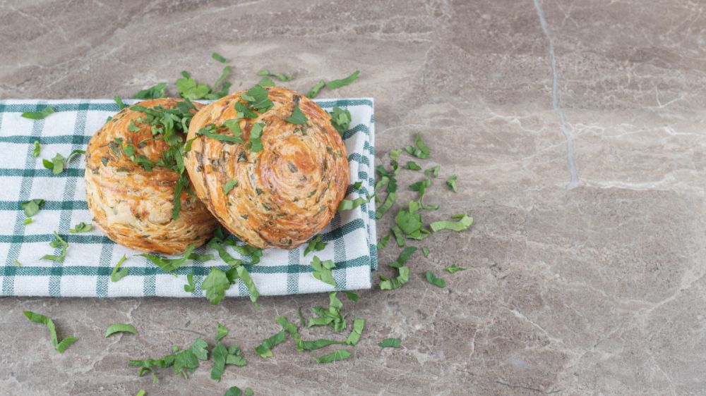 Быстрые пирожки с луком и яйцом: идеальный рецепт для ленивых кулинаров Быстрые пирожки с луком и яйцом: идеальный рецепт для ленивых кулинаров