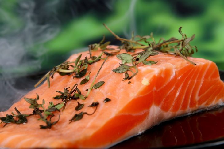 Два изысканных салата с рыбой: рецепты, которые удивят вас вкусом Два изысканных салата с рыбой: рецепты, которые удивят вас вкусом