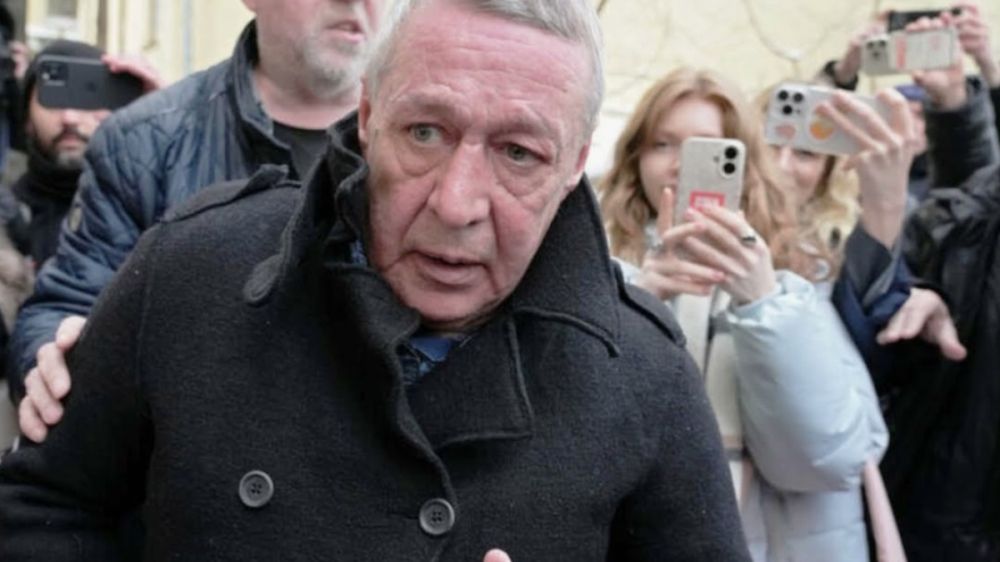 Михаил Ефремов: жизнь после колонии и давление папарацци Михаил Ефремов: жизнь после колонии и давление папарацци