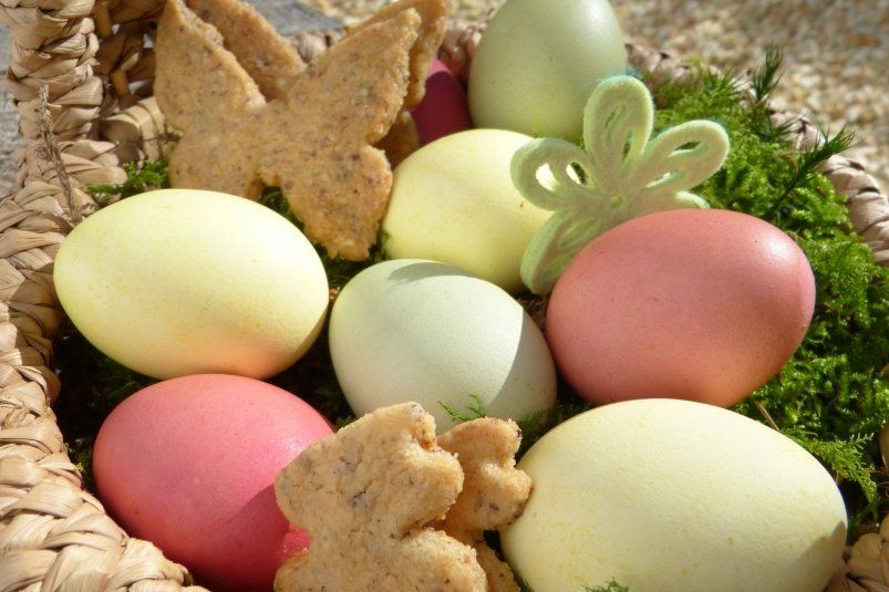 Яркий акцент на вашем столе: розовые и жёлтые яйца, которые удивят гостей Яркий акцент на вашем столе: розовые и жёлтые яйца, которые удивят гостей