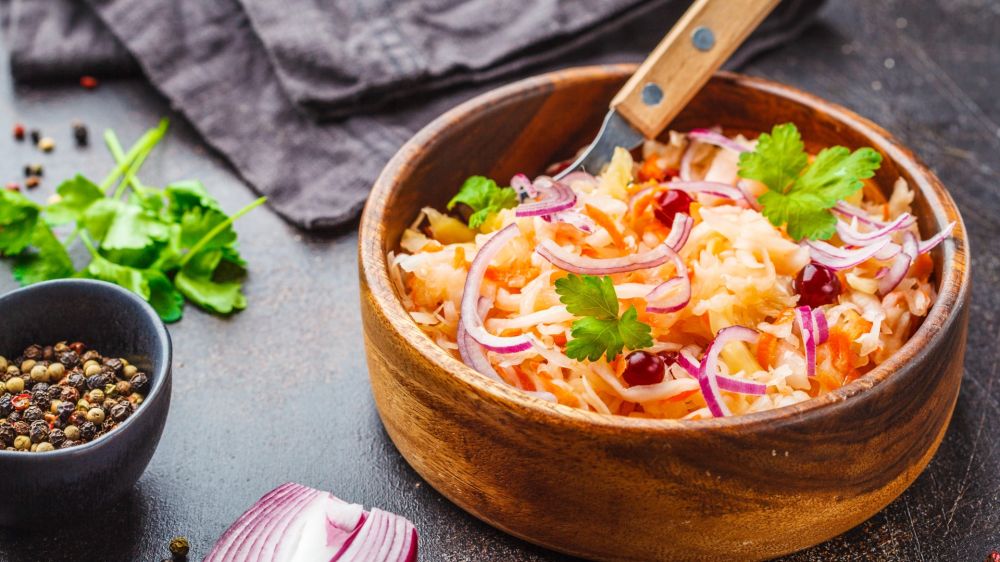 Салат с квашеной капустой: просто, сытно и вкусно! Салат с квашеной капустой: просто, сытно и вкусно!