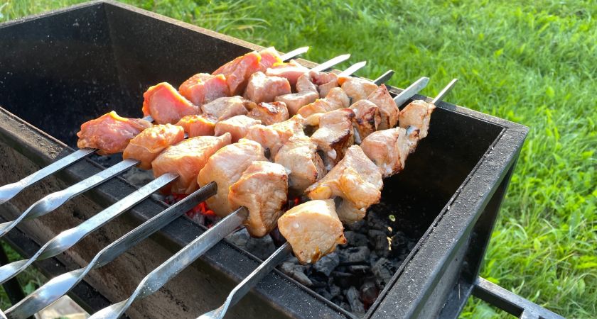 Шашлык по-советски: как приготовить сочное мясо на углях Шашлык по-советски: как приготовить сочное мясо на углях