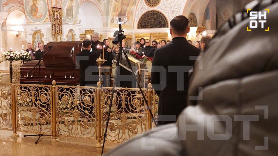 Филипп Киркоров попрощался с отцом в храме Христа Спасителя: «Шоу должно продолжаться» Филипп Киркоров попрощался с отцом в храме Христа Спасителя: «Шоу должно продолжаться»