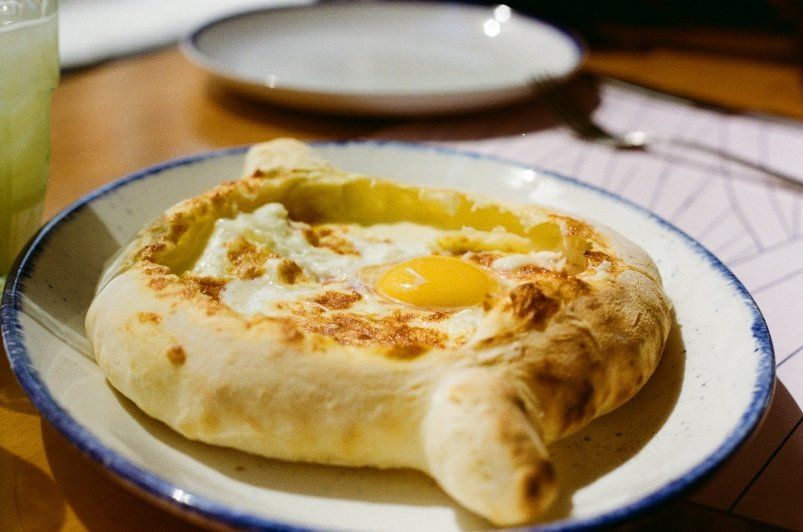 Хачапури на сковороде за 15 минут: летний рецепт с творогом и кефиром Хачапури на сковороде за 15 минут: летний рецепт с творогом и кефиром