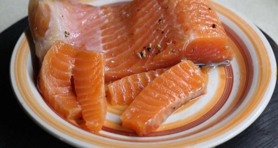 Как засолить красную рыбу дома: простой рецепт с умопомрачительным вкусом Как засолить красную рыбу дома: простой рецепт с умопомрачительным вкусом