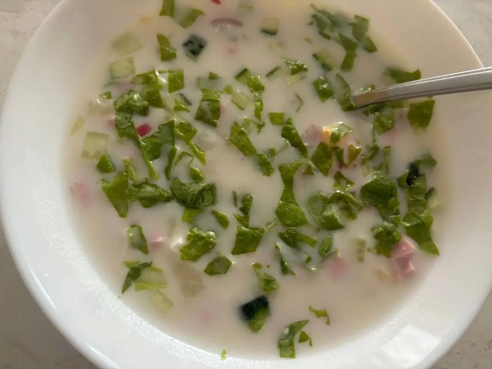 Окрошка с крабовыми палочками: летний рецепт для настоящих гурманов