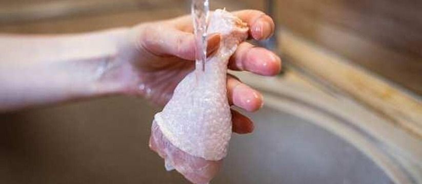 Почему мытьё мяса может быть опасно: разбираемся с мифами
