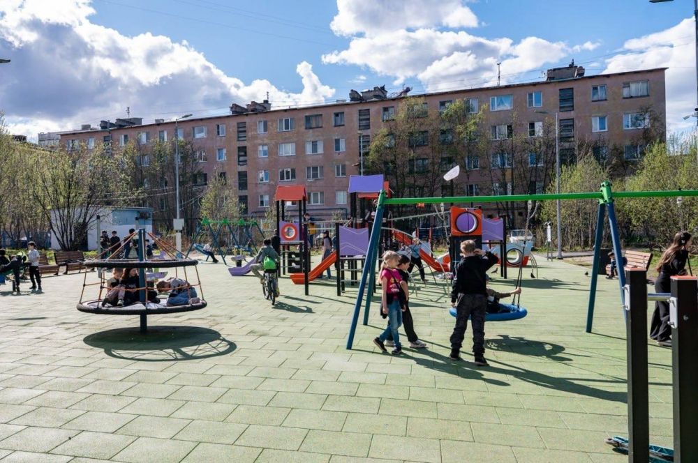 Ежедневная уборка детских и спортивных площадок в Мурманске Ежедневная уборка детских и спортивных площадок в Мурманске