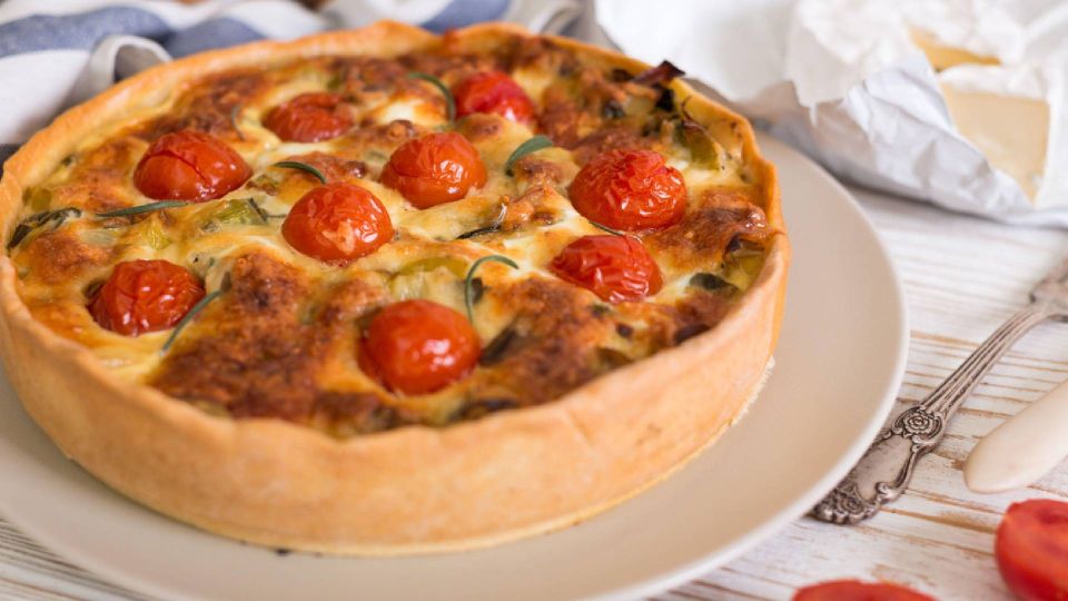 Сырный пирог на сковороде за 20 минут: рецепт быстрого и вкусного блюда