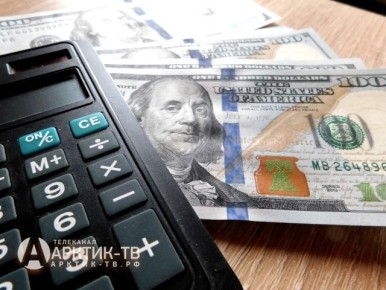 Доллар слегка укрепляется на фоне ожиданий торговых новостей