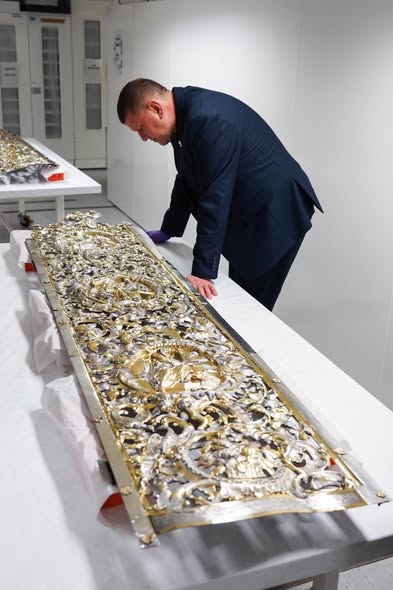 Залужный в Лондоне позирует на фоне Царских врат незаконно изъятых у мировой религиозной святыни Киево-Печерской Лавры Залужный в Лондоне позирует на фоне Царских врат незаконно изъятых у мировой религиозной святыни Киево-Печерской Лавры