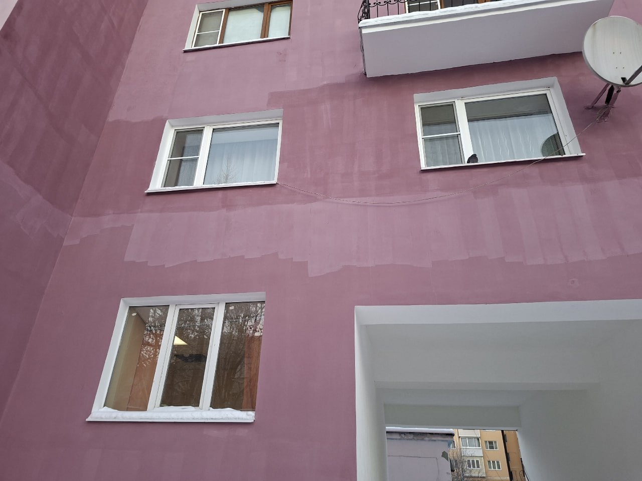 Жителей Мурманска удивило качество малярных работ «в полосочку» на нескольких домах Жителей Мурманска удивило качество малярных работ «в полосочку» на нескольких домах