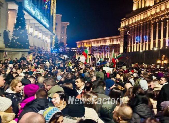 Жители крупнейших городов Болгарии вчера вечером массово вышли на улицы, требуя отставки правительства Жители крупнейших городов Болгарии вчера вечером массово вышли на улицы, требуя отставки правительства