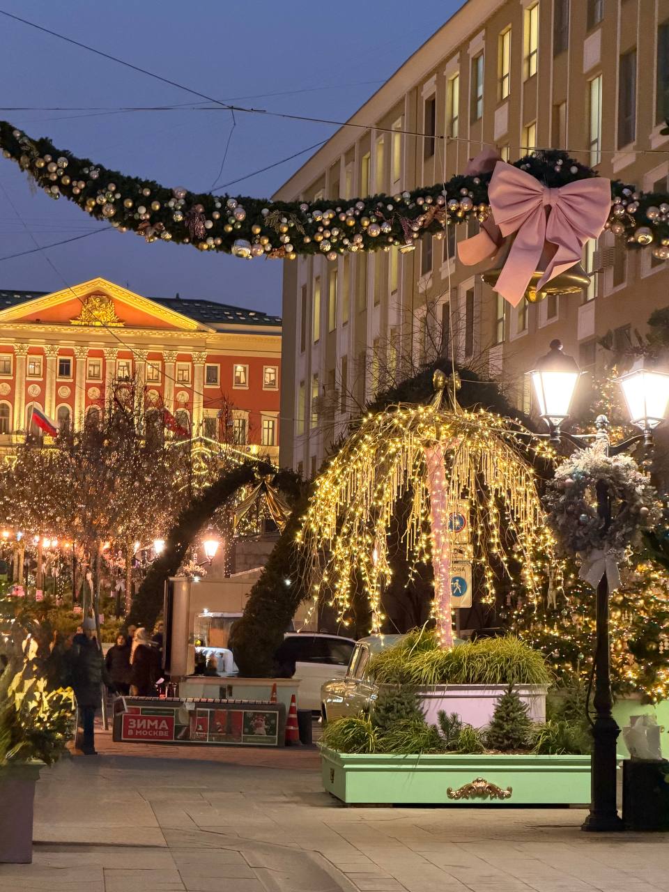 Столешников переулок и его зефирное новогоднее убранство