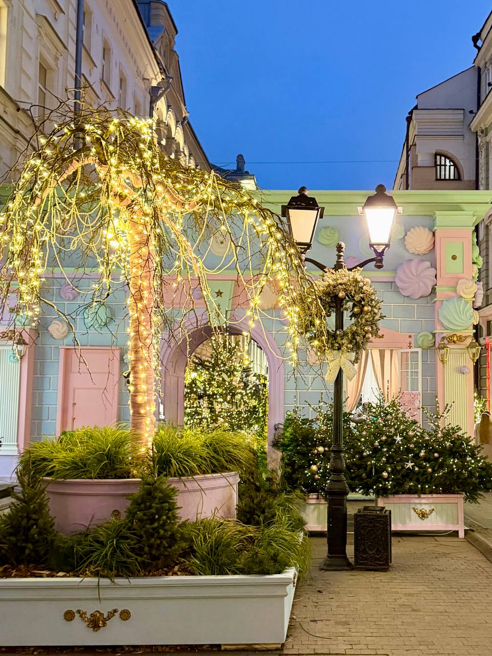 Столешников переулок и его зефирное новогоднее убранство Столешников переулок и его зефирное новогоднее убранство