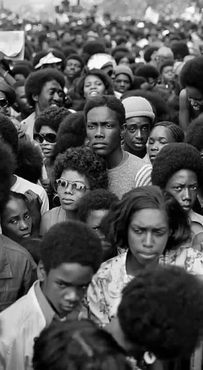 «Чёрный цвет прекрасен». Такая идея заложена в творчестве американского фотографа Кваме Брэтуэйта (1938-2023)