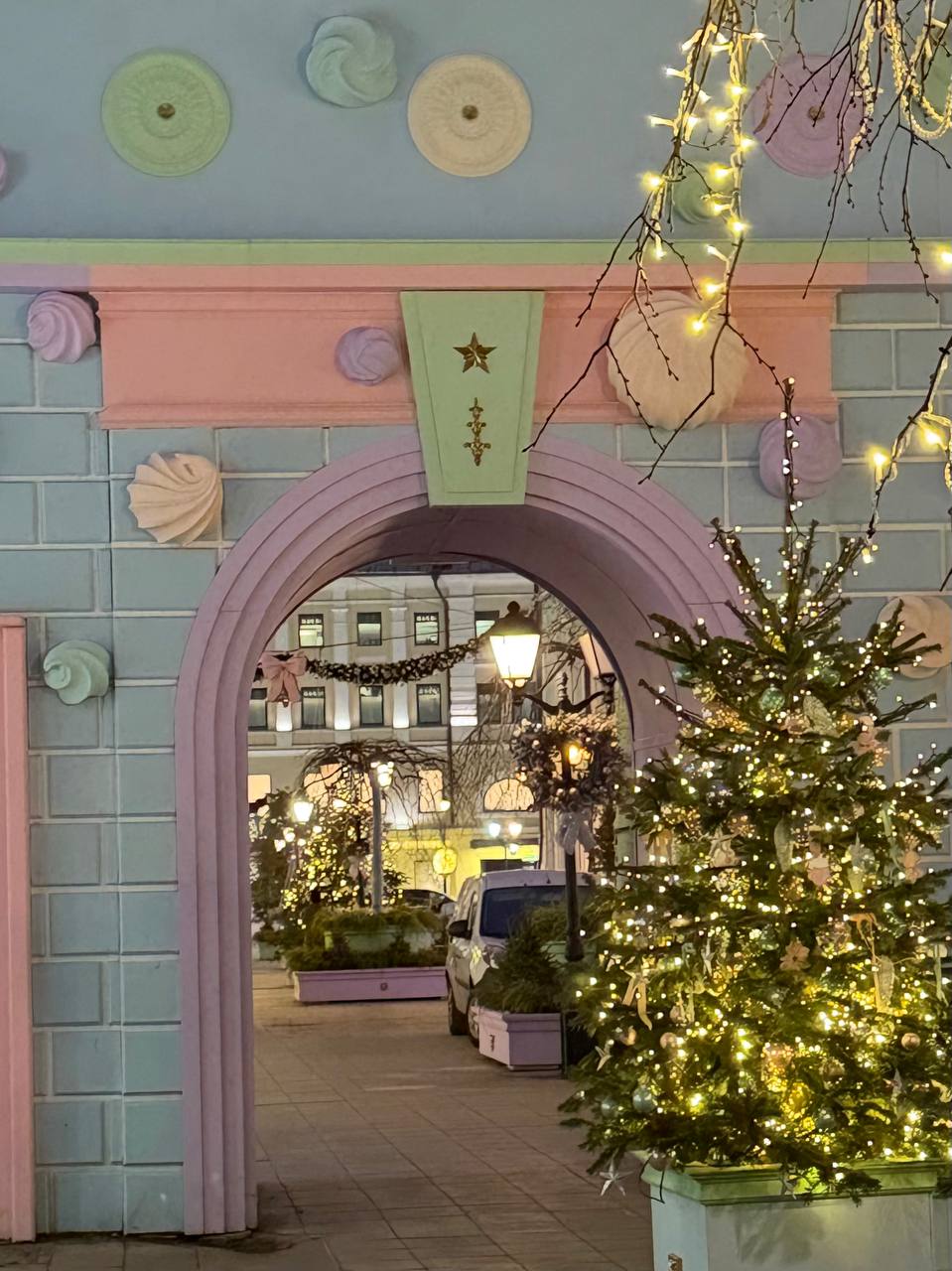 Столешников переулок и его зефирное новогоднее убранство Столешников переулок и его зефирное новогоднее убранство