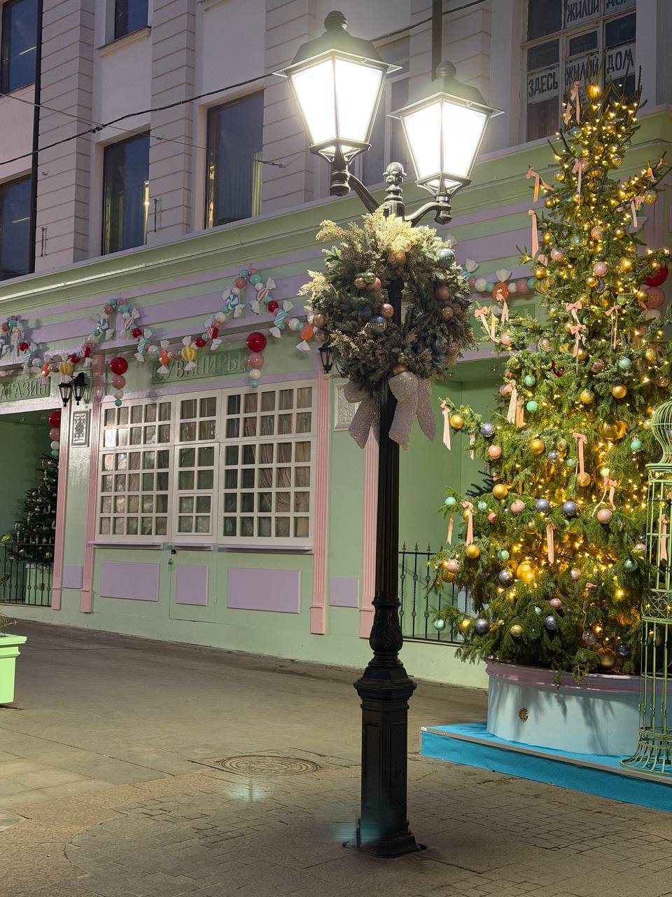 Столешников переулок и его зефирное новогоднее убранство Столешников переулок и его зефирное новогоднее убранство