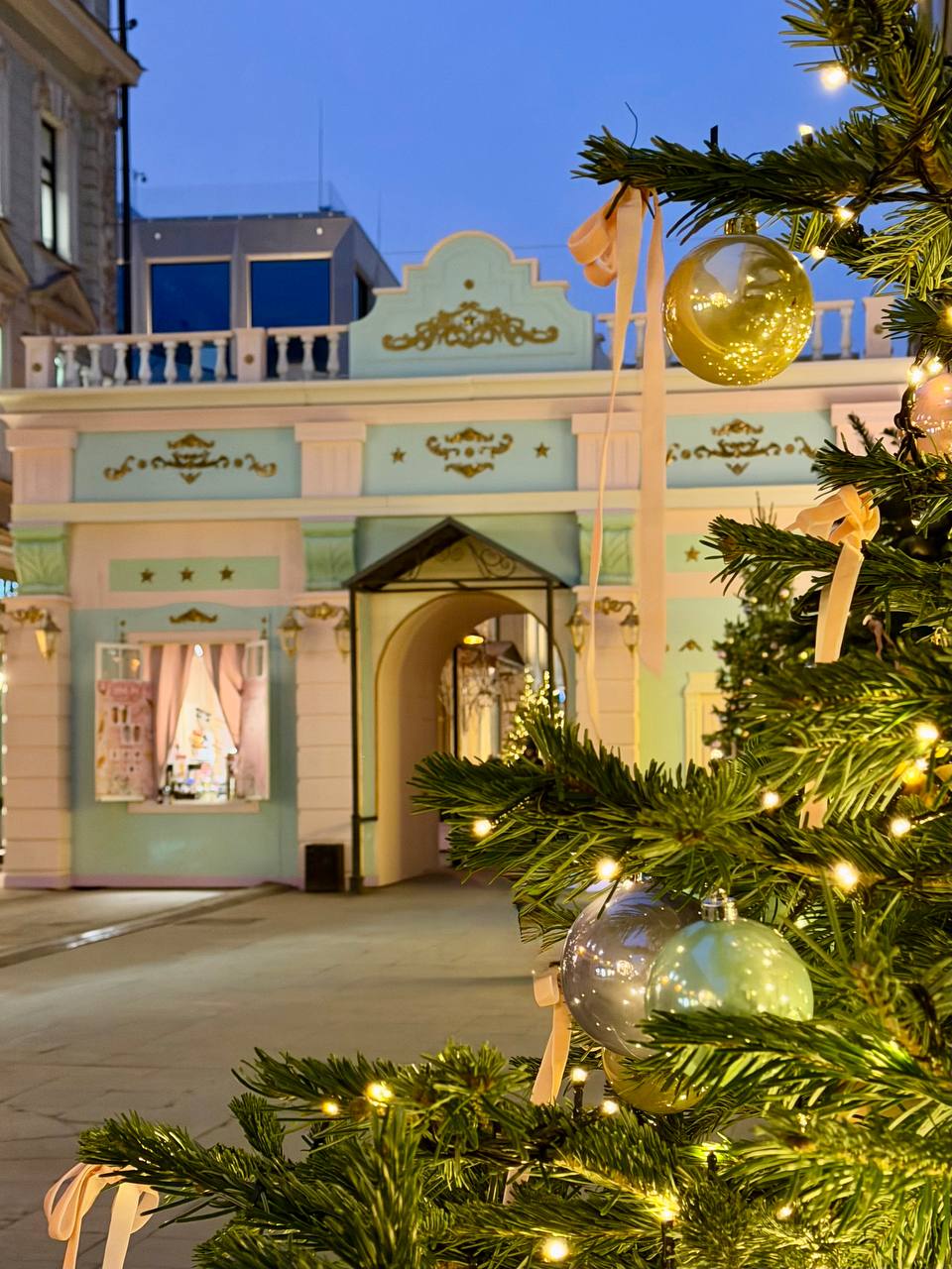 Столешников переулок и его зефирное новогоднее убранство Столешников переулок и его зефирное новогоднее убранство