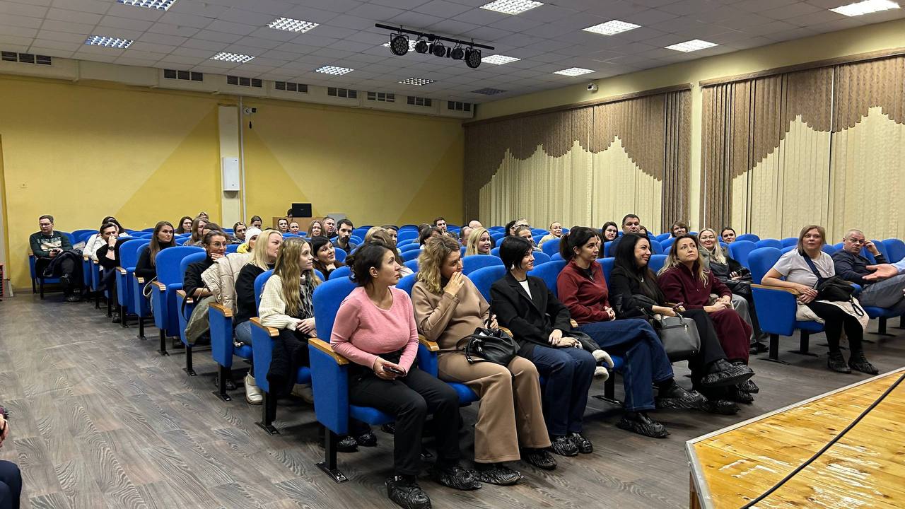 Иван Лебедев: Пригласил сегодня вечером на встречу родителей учащихся гимназии №7. Они были обеспокоены тем, как выстраивается учебный процесс и организована хозяйственная деятельность учреждения Иван Лебедев: Пригласил сегодня вечером на встречу родителей учащихся гимназии №7. Они были обеспокоены тем, как выстраивается учебный процесс и организована хозяйственная деятельность учреждения