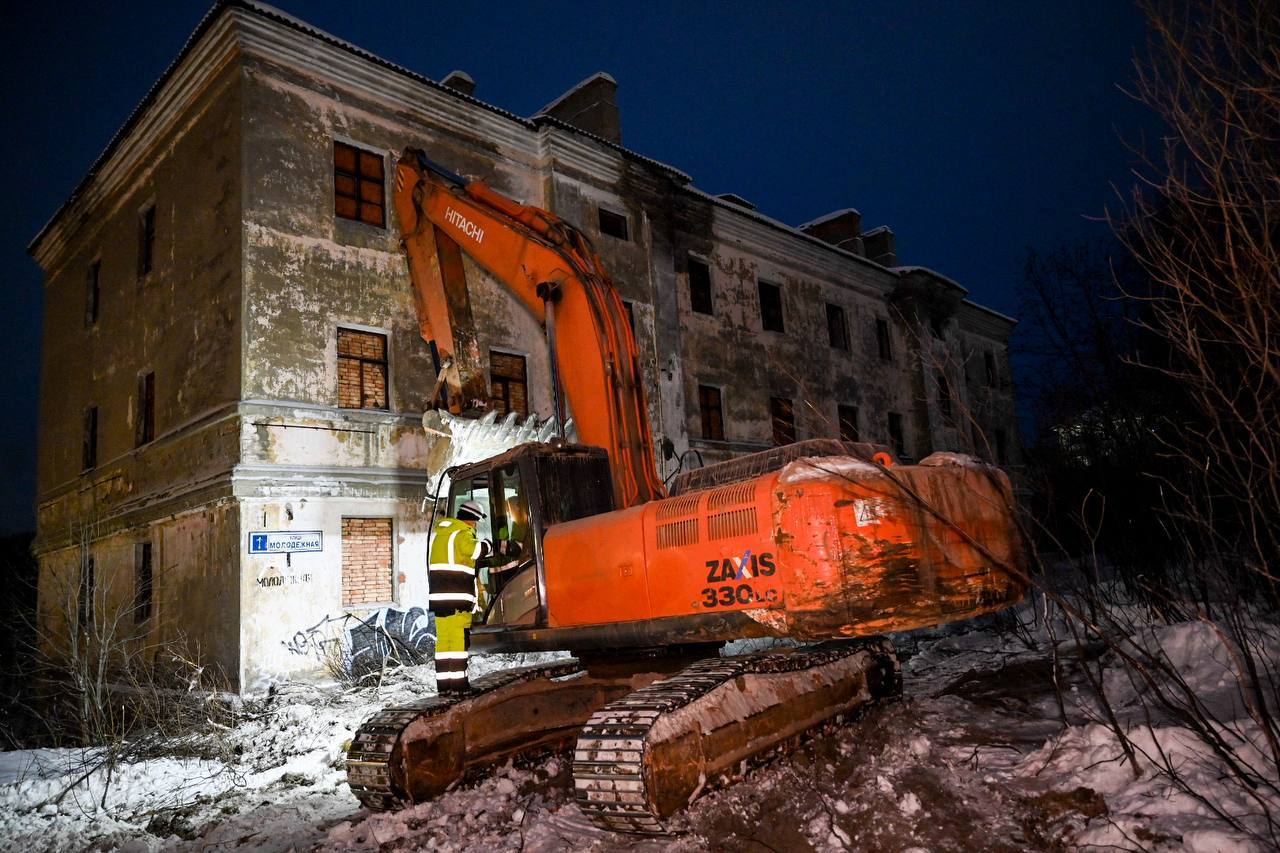 Иван Лебедев: Сегодня приступили к сносу еще одного аварийного здания — на улице Молодежной, 1 в районе Росляково Иван Лебедев: Сегодня приступили к сносу еще одного аварийного здания — на улице Молодежной, 1 в районе Росляково