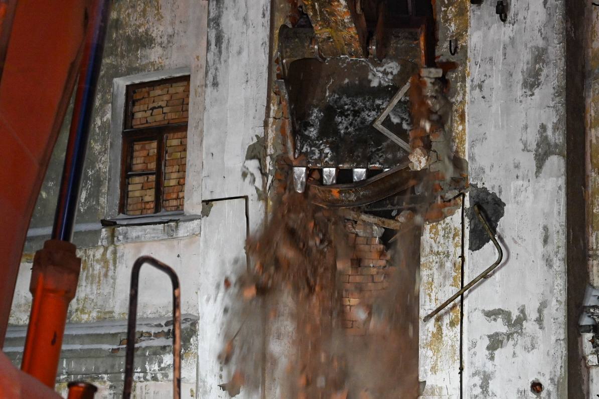 Иван Лебедев: Сегодня приступили к сносу еще одного аварийного здания — на улице Молодежной, 1 в районе Росляково Иван Лебедев: Сегодня приступили к сносу еще одного аварийного здания — на улице Молодежной, 1 в районе Росляково