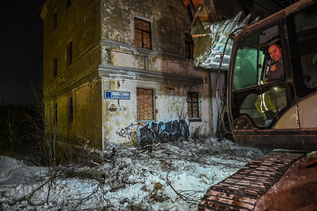 Иван Лебедев: Сегодня приступили к сносу еще одного аварийного здания — на улице Молодежной, 1 в районе Росляково Иван Лебедев: Сегодня приступили к сносу еще одного аварийного здания — на улице Молодежной, 1 в районе Росляково