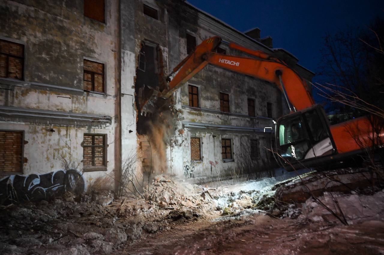 Иван Лебедев: Сегодня приступили к сносу еще одного аварийного здания — на улице Молодежной, 1 в районе Росляково Иван Лебедев: Сегодня приступили к сносу еще одного аварийного здания — на улице Молодежной, 1 в районе Росляково