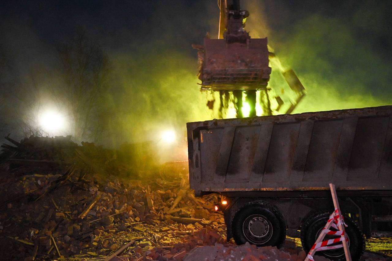 Иван Лебедев: Сегодня приступили к сносу еще одного аварийного здания — на улице Молодежной, 1 в районе Росляково Иван Лебедев: Сегодня приступили к сносу еще одного аварийного здания — на улице Молодежной, 1 в районе Росляково