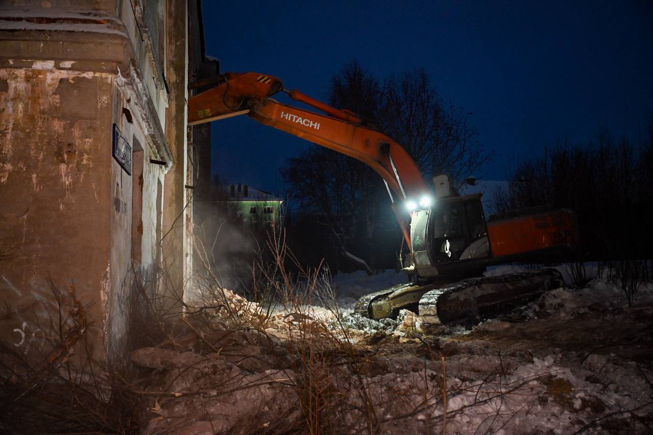 Иван Лебедев: Сегодня приступили к сносу еще одного аварийного здания — на улице Молодежной, 1 в районе Росляково Иван Лебедев: Сегодня приступили к сносу еще одного аварийного здания — на улице Молодежной, 1 в районе Росляково